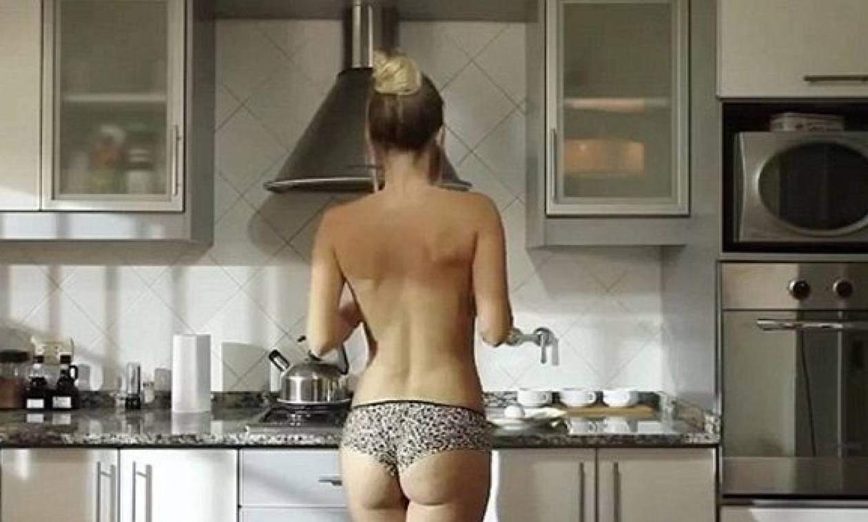 Αποτέλεσμα εικόνας για σέξι γυναίκες στην κουζίνα