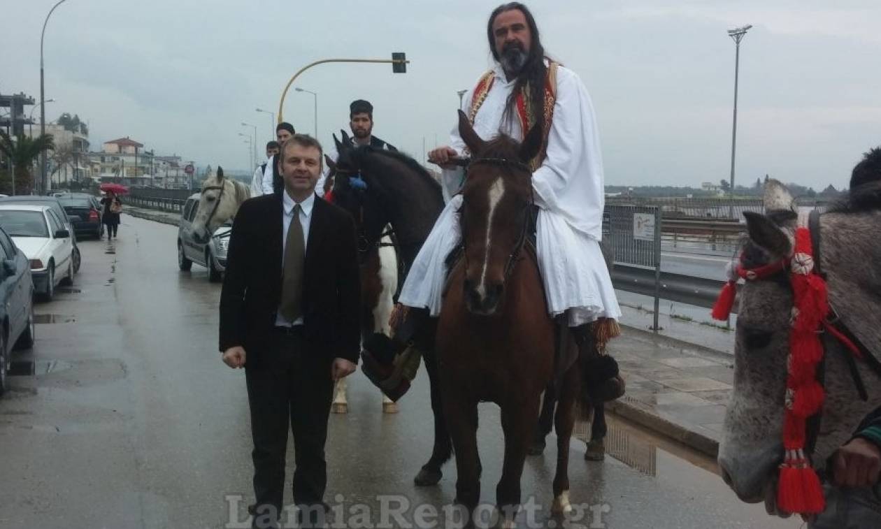 Παραδοσιακή παρέλαση… με άλογα στη Στυλίδα (video)