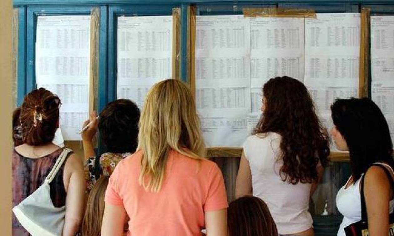 Πανελλήνιες εξετάσεις 2015: Αναρτήθηκαν στα λύκεια οι βαθμοί