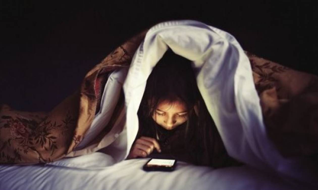 Γιατί οι γονείς δεν πρέπει να αφήνουν τα παιδιά τους να κοιμούνται με το κινητό