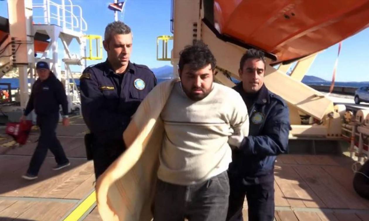 Βίντεο Σοκ: Λιμενικοί στη Σάμο αναγκάζουν Τούρκο δουλέμπορο να δει τα πτώματα τριών παιδιών! (video)