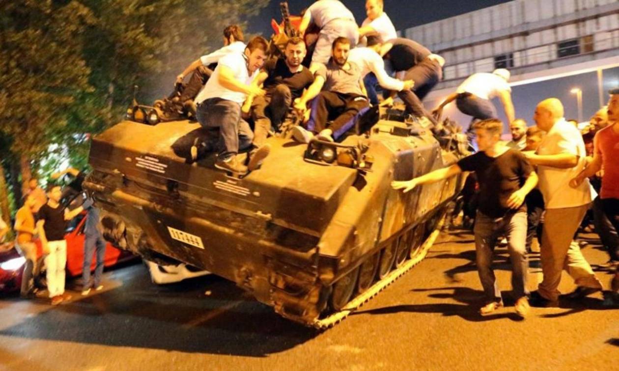 Τουρκία: Οργιάζουν οι θεωρίες συνωμοσίας μετά το αποτυχημένο πραξικόπημα (Vids)