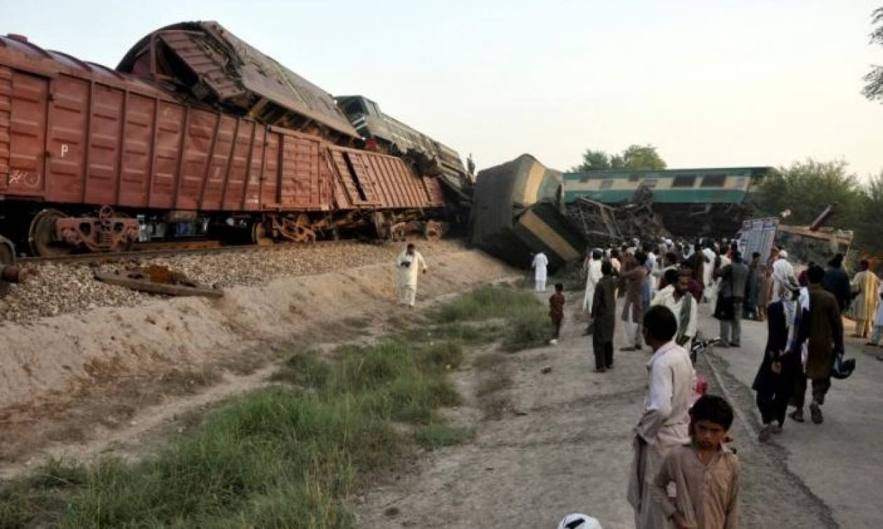 Image result for Δεκάδες νεκροί από σύγκρουση τρένων στο Πακιστάν