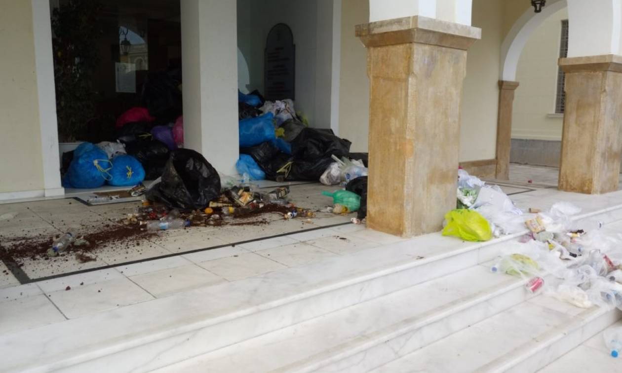 «Πνίγεται» η Ζάκυνθος από τα σκουπίδια: Επίθεση στο δημαρχείο με αυγά, πορτοκάλια και ντομάτες