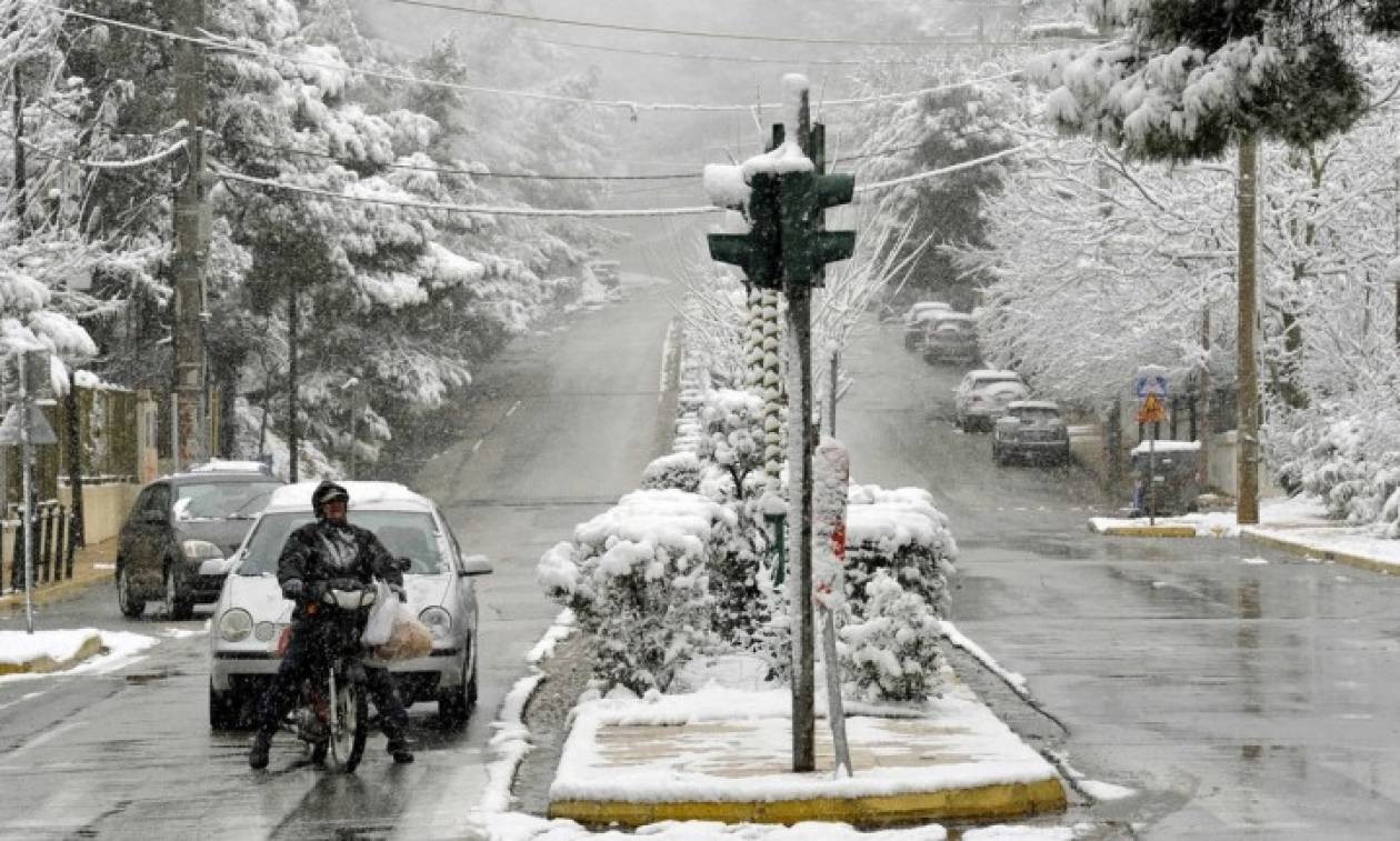 Καιρός: Συμβουλές προς οδηγούς και πεζούς ενόψει της επέλασης του χιονιά