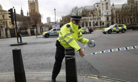 Συναγερμός στην Αγγλία: Φωτογραφίες - σοκ έξω από το βρετανικό κοινοβούλιο