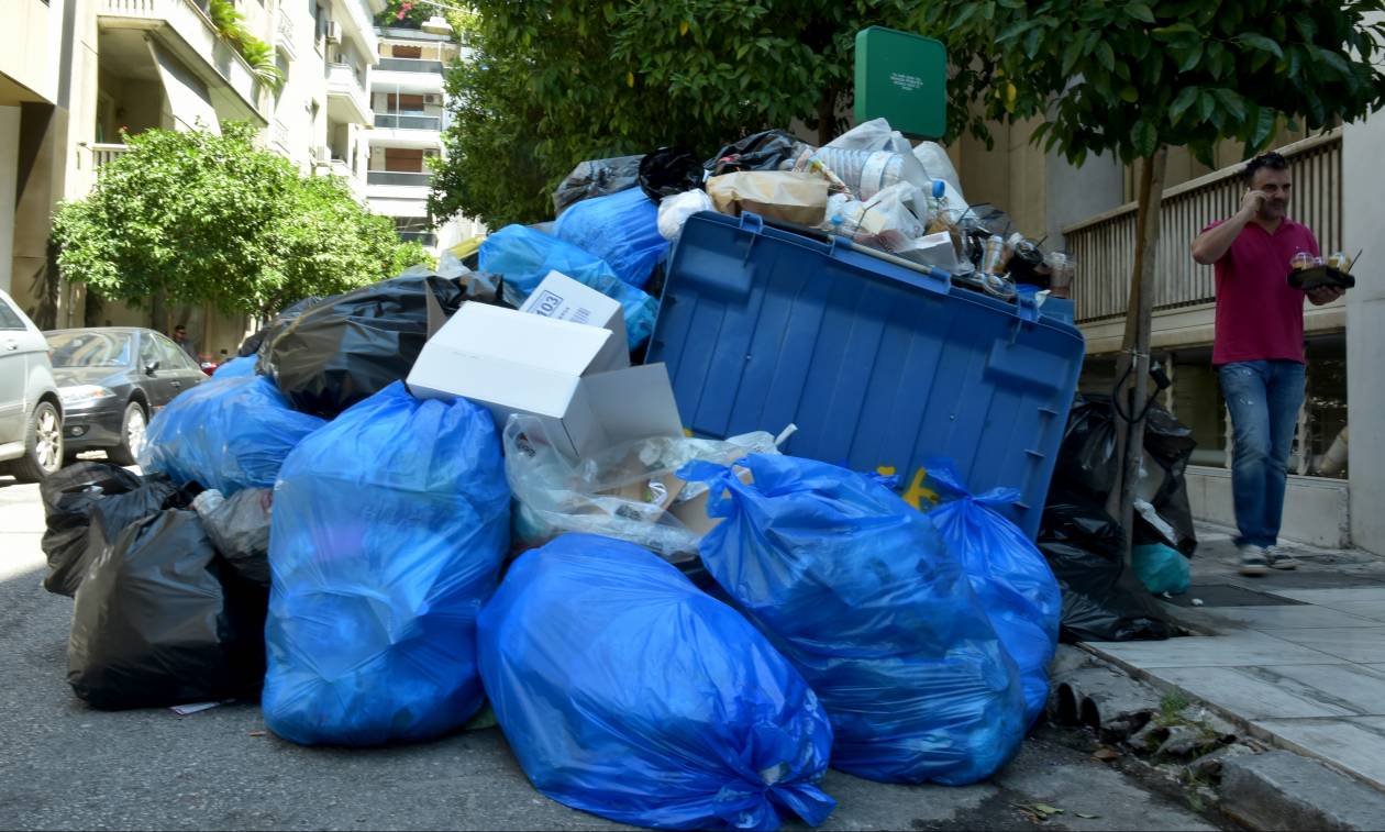 Σκουπίδια απεργία - «Ναυάγιο» στη συνάντηση Σκουρλέτη με ΠΟΕ - ΟΤΑ: Στους δρόμους τα σκουπίδια