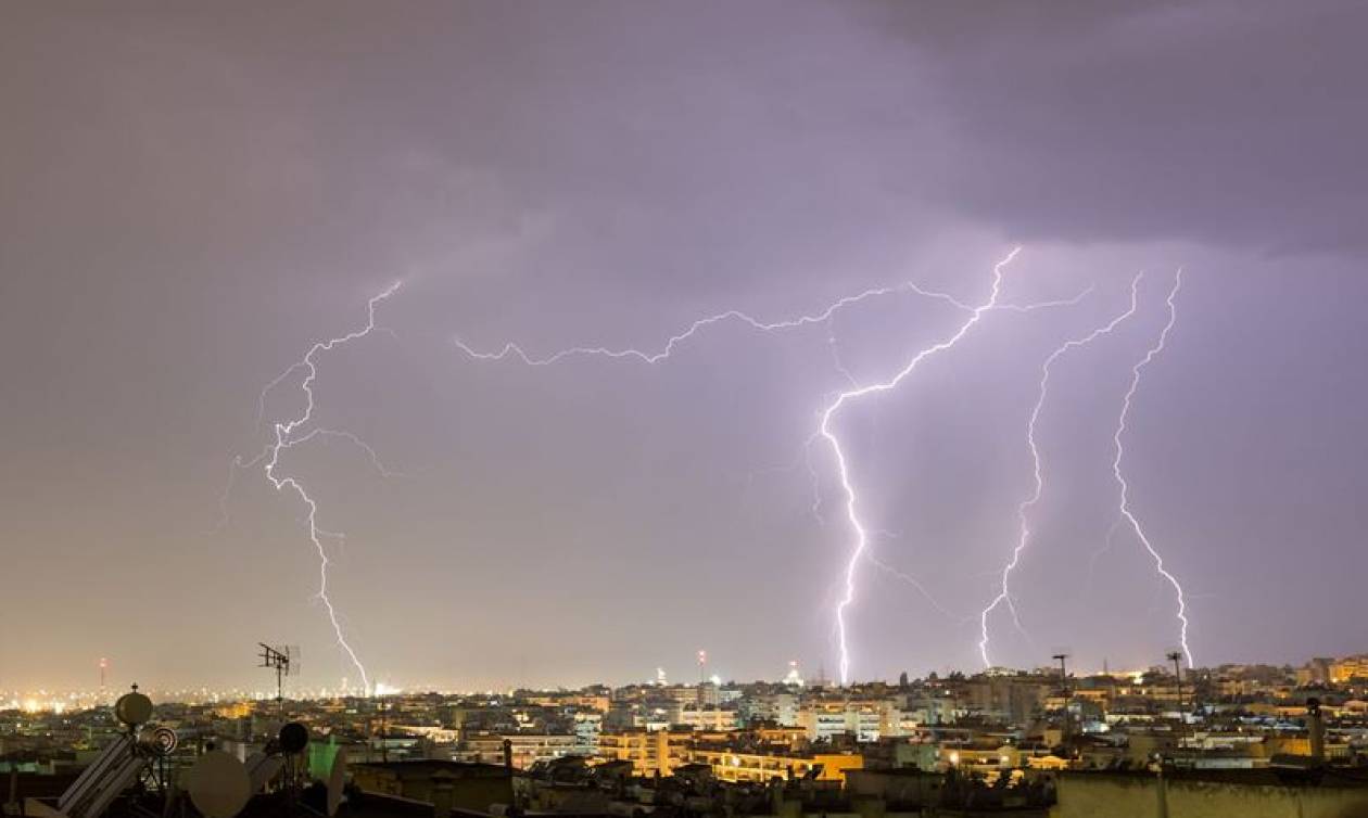 Έκτακτο δελτίο επιδείνωσης καιρού: Χαλάζι, καταιγίδες και θυελλώδεις άνεμοι θα «σαρώσουν» τη χώρα