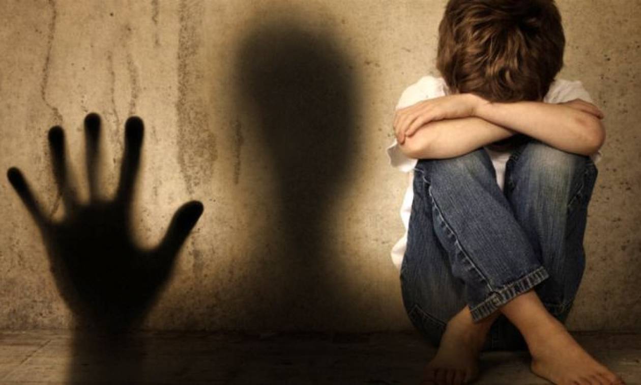 Corfou: L'insulte d'une mÃ¨re de 13 ans au Â«trioÂ» sexuel - En prison, le couple (vid)