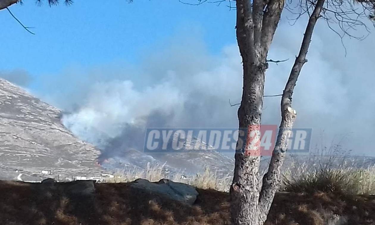 Μαίνεται η φωτιά στην Πάρο: Δεν απειλεί κατοικημένη περιοχή