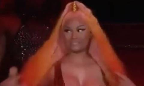 Αποκαλύφθηκε όλο το στήθος της Nicki Minaj πάνω στη σκηνή και δεν φαντάζεστε τι έκανε! (vid+pics)